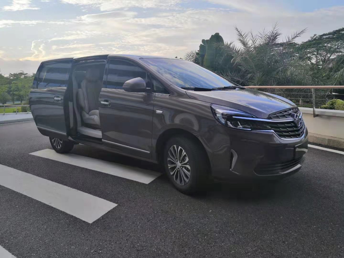 廣州租新款別克GL8 652T