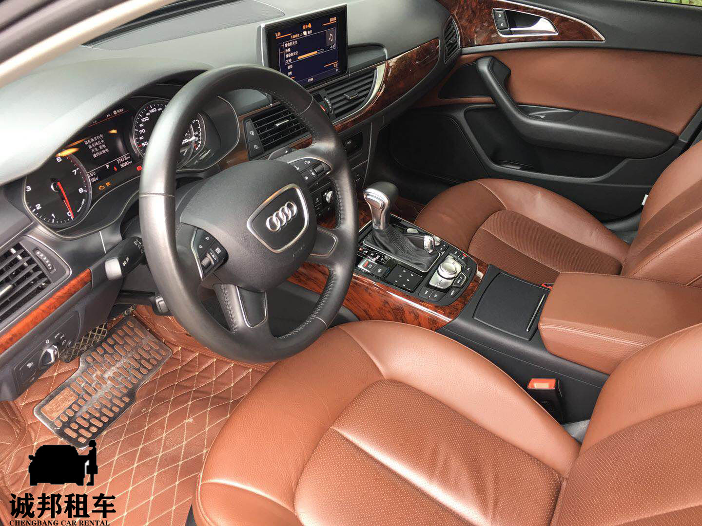 奧迪A6L內(nèi)飾前排