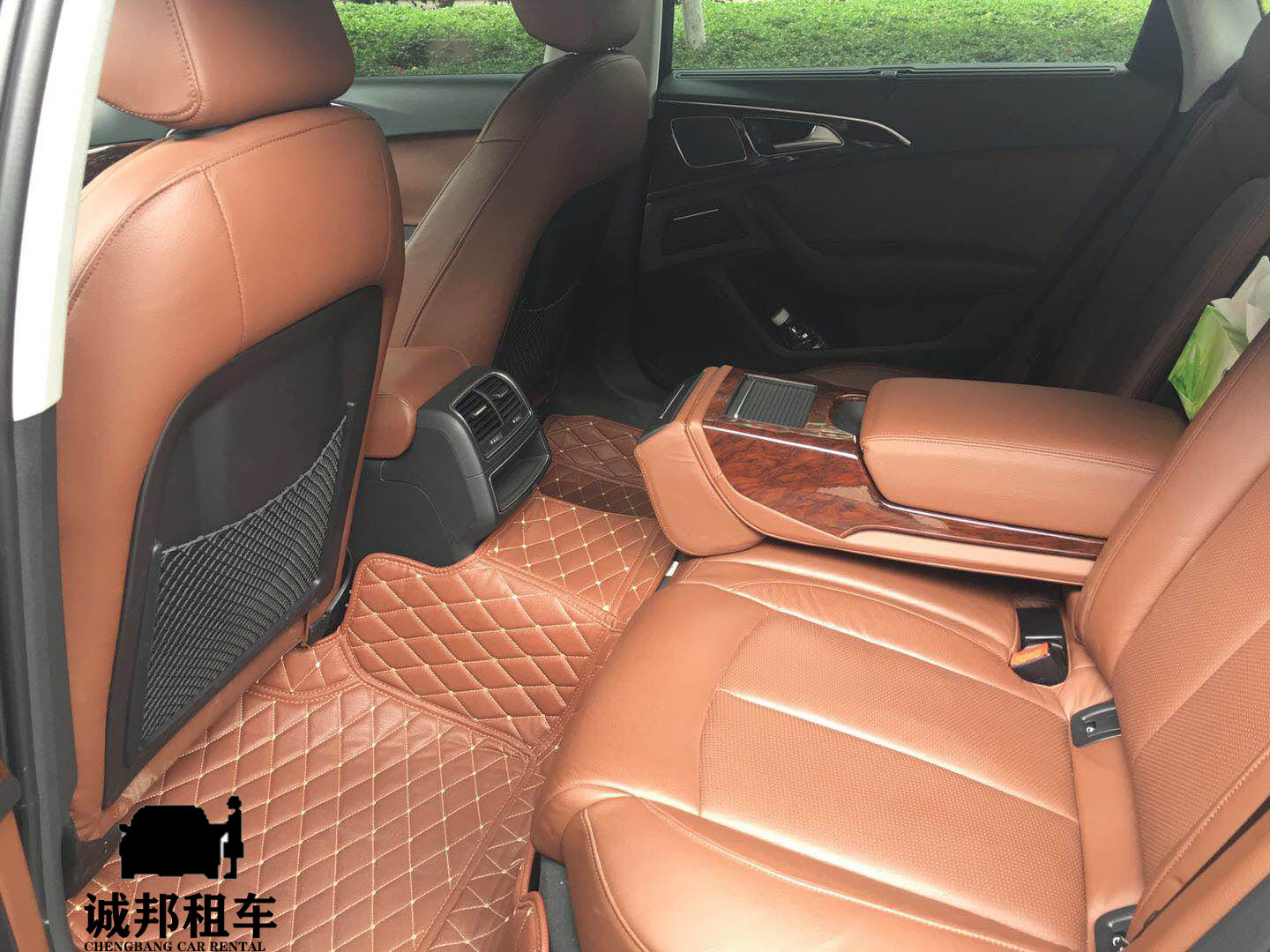 奧迪A6L內(nèi)飾后排